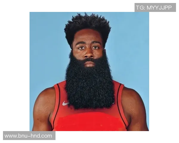 硬汉风采：探讨足球球星标志性发型背后的力量与个性彰显