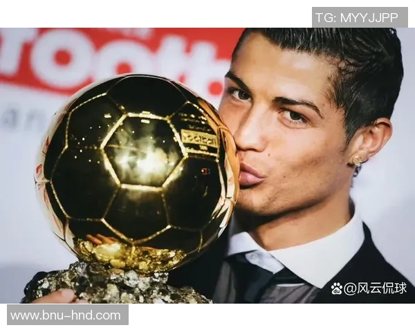 足球巨星亲吻奖杯瞬间 定格荣耀与梦想的完美交汇