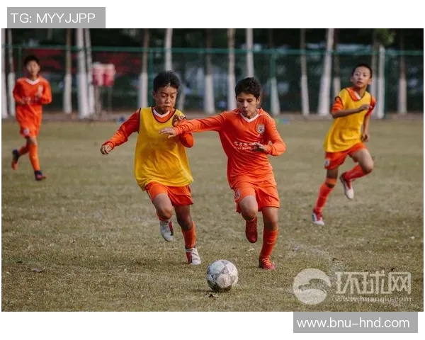 足球球星带着家人亲临训练场展现温馨一幕助力训练氛围升级
