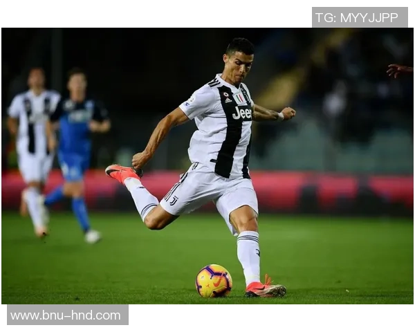 从朴实无华到荣耀之巅 讲述一位简朴足球球星的成长与奋斗历程